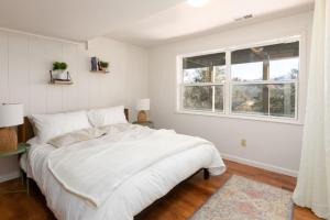 Luxury Mountain Getaway With A Hot Tub And Deck