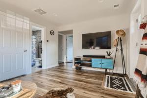 Pet Friendly In West Denver Bungalow Near Meow Wolf