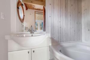 Maisons de vacances Maison avec dependance pour 11 a 800m de la mer : photos des chambres