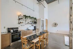 New Hip Loft Near RiNo Taxi District With A Pool
