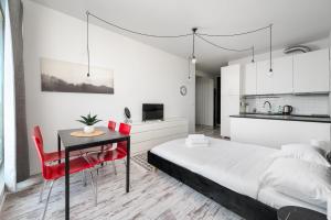 Ochota City View Stylish Studio by BookingHost