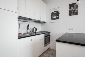 Ochota City View Stylish Studio by BookingHost