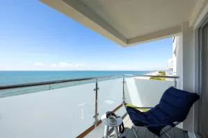 High-End Beachfront Getaway Sea View King Bed - East Wittering