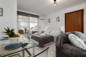 Central penthouse studio with Jacuzzi in Varkiza