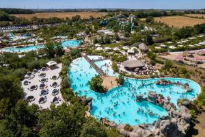 Maisons de vacances LE PIED D-ALOUETTE Maison 8 personnes, village vacances, au coeur d-un golf 18 trous, acces piscines gratuit : photos des chambres