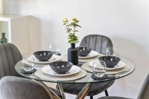 Stylish City Centre Apartment- 3 Beds