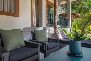 Charming 1-BD Island Retreat Surrounded by Tropical Nature and Serene Garden Views