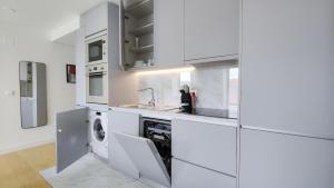 Amazing Stylish Studio Apt w AC Balcony Elevator