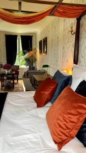 Sejours chez l'habitant Chambre d-hotes Marina - Chateau Le Bas Bleu : photos des chambres