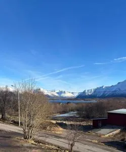 Hus med havutsikt i vakre Vesterålen - naboen til Lofoten - 勒丁恩
