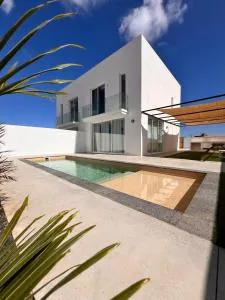 CORRALEJO SURF HOUSE & Surf School - Playa Blanca