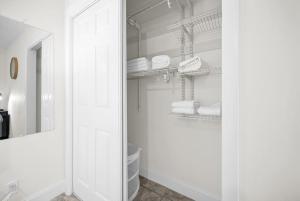 Chic Boca Raton Apartment Pool WiFi Parking