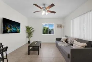 Lavish Boca Residence Free Parking Lake Access - 布卡拉顿