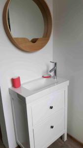 Spacious flat with lounge terrace, near the sea