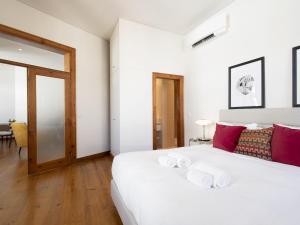 Chiado Stylish Bright Apt with AC