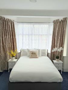 Luxury House in Ilford 21 minute Train journey from Central London