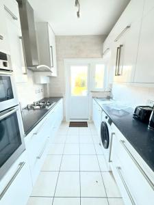 Luxury House in Ilford 21 minute Train journey from Central London