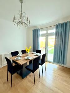 Luxury House in Ilford 21 minute Train journey from Central London