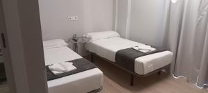 Twin Room 2 beds with private bathroom room in Albergue Santiago Apostol