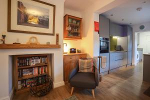 Vibrant 2 Bed, 2 Bath Home, Just Minutes to Town!