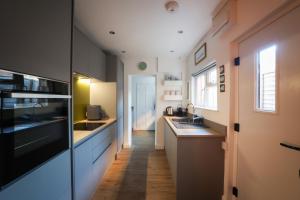 Vibrant 2 Bed, 2 Bath Home, Just Minutes to Town!