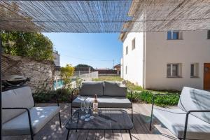 1-Br 75m Duplex with Pool