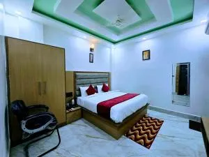 Hotel Parkland - Mathura Vrindavan - Premium stay with Lift - Free Gym - High speed internet- Open Rooftop Restorent - ماثورا