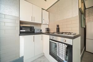 Spacious, Central Townhouse with Hot Tub & Free Parking