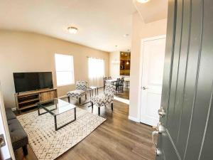 Stylish new home close to downtown