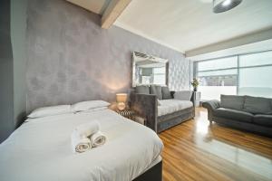 Spacious, Central Townhouse with Hot Tub & Free Parking