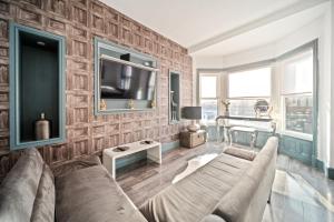 Spacious, Central Townhouse with Hot Tub & Free Parking