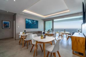 Luxury Surfers Corner Suite with Ocean Views