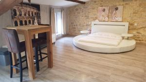 Maisons d'hotes Suite de charme avec terrasse, spa exterieur et petit piscine : photos des chambres