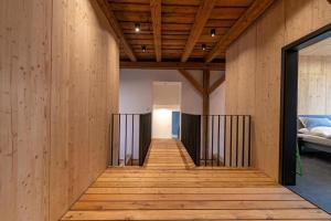 Landurlaub mit neugierigen Blicken in den Pferdestall, eingezäuntem Garten, Kamin und Sauna