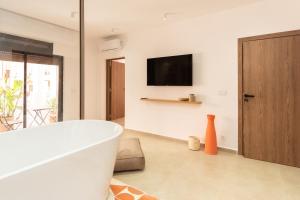Terra Cotta Suite, Luxe & Relaxing Bath