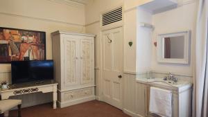 OYO Cornerstone Manor Hotel