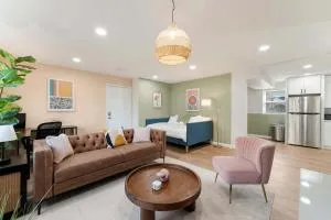 Free Parking Workdesk King Bed - Ломбард