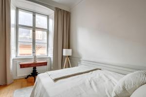 3BR Central- Royal Castle & Old Town at Your Door!