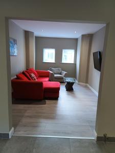 Modern house in Belfast, street parking, sleeps 8
