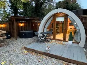 The Hideaway Glamping Pod 2 With Hot Tub & Cold Shower - 布莱辛顿
