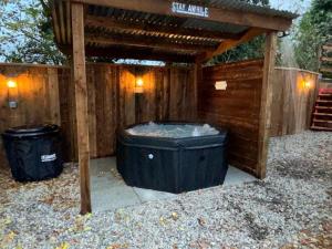 The Hideaway Glamping Pod 2 With Hot Tub & Cold Shower