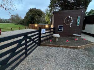 The Hideaway Glamping Pod 2 With Hot Tub & Cold Shower