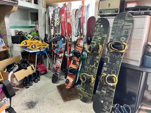 LAstazou "PRÊT gracieux du matériel de SKI" au studio