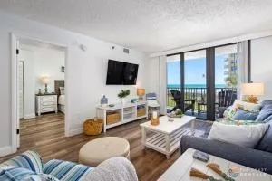 Ocean View Balcony just STEPS to the Beach with Pool, Parking and Wi-Fi! - نيو سميرنا بيتش