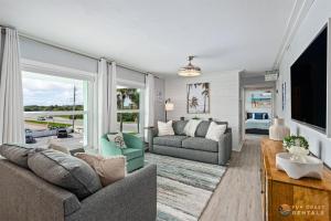 Upscale Dog Friendly and STEPS to the Beach! Spacious Modern Chic Condo!