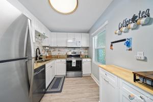 Upscale Dog Friendly and STEPS to the Beach! Spacious Modern Chic Condo!