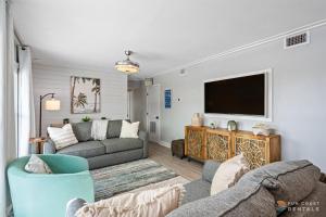 Upscale Dog Friendly and STEPS to the Beach! Spacious Modern Chic Condo!