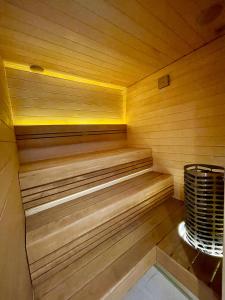 Magnolia House with Indoor Swimming Pool and Sauna