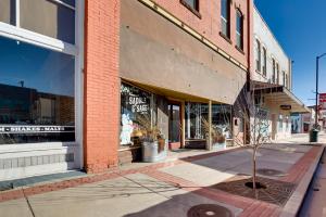 Downtown Emmett Apt: 7 Mi to Black Canyon Dam