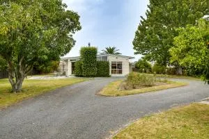 Mid Century Oasis - Hastings Holiday Home - 哈士汀